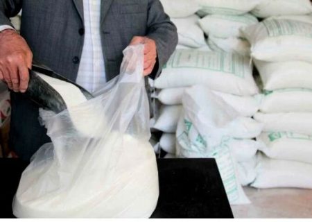 شکر مورد نیاز مردم به اندازه کافی تامین و با قیمت مصوب در شبکه مصرف خانوار توزیع می شود/ تکذیب کمبود و سهمیه‌بندی شکر