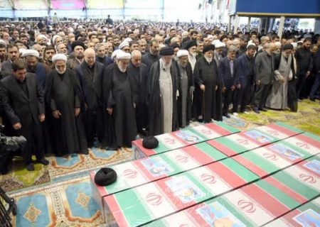 رهبر انقلاب بر پیکر رئیس‌جمهور شهید و همراهانش نماز اقامه کردند/تشییع پیکر رئیس‌جمهور شهید و همراهانش در تهران