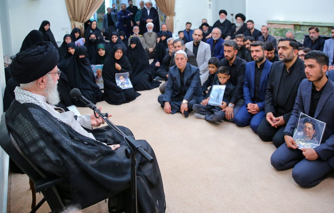 رهبر انقلاب: تشییع باشکوه شهدا نشان داد که ملت ایران زنده است