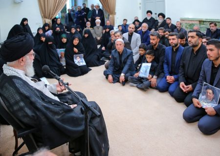 رهبر انقلاب: تشییع باشکوه شهدا نشان داد که ملت ایران زنده است