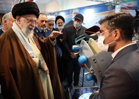 بازدید رهبر معظم انقلاب از نمایشگاه آخرین دستاورد‌های دانشمندان صنعت دفاعی کشور