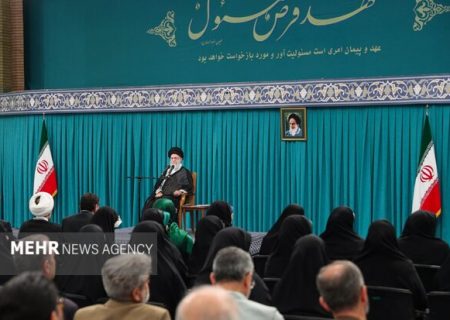 مجلس باید در مسائل خارجی مواضع قاطع و انقلابی داشته باشد