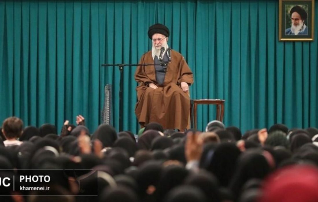 رهبر انقلاب: زن، کارگزار خانه نیست، مدیر است/ اسلام بر رعایت کامل احترام زن تأکید دارد