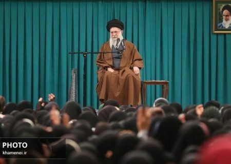 رهبر انقلاب: زن، کارگزار خانه نیست، مدیر است/ اسلام بر رعایت کامل احترام زن تأکید دارد