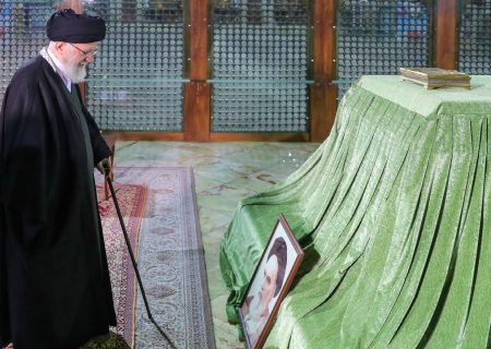 آغاز جشن پیروزی انقلاب اسلامی با حضور رهبر انقلاب در حرم مطهر امام (ره)